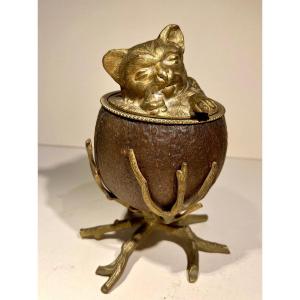 Boîte En Bronze à Couvercle Représentant Un Chat Posé Sur Une noix De Coco Vers 1900