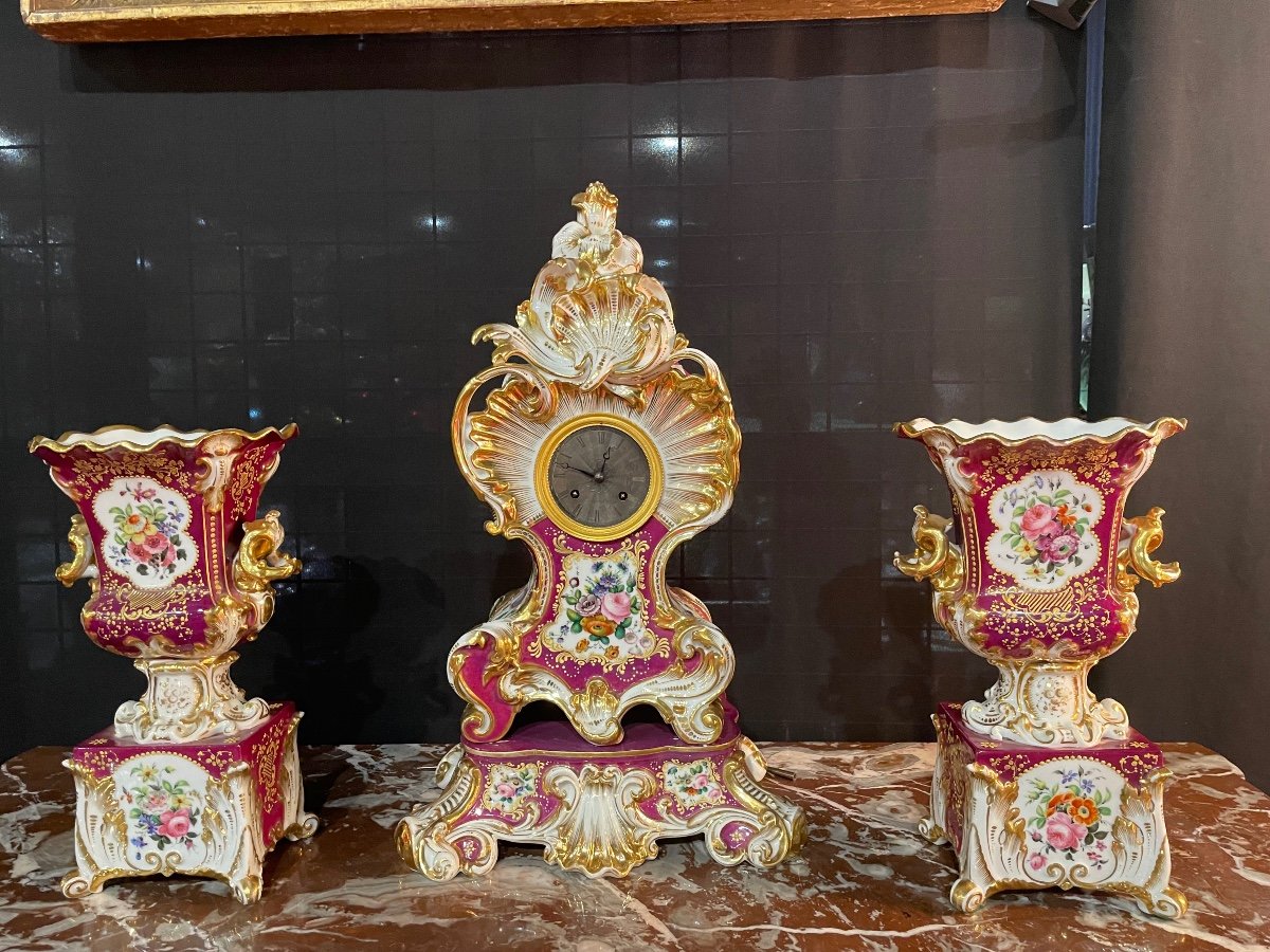 Garniture De Cheminée En Porcelaine Polychrome Dans Le Goût De Jacob Petit 