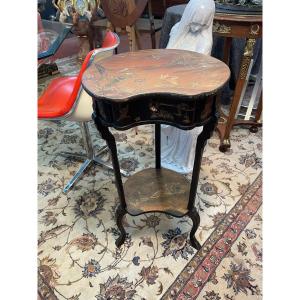 Petite Table De Salon De Forme Rognon Travail Japonisant Estampillé Bt W