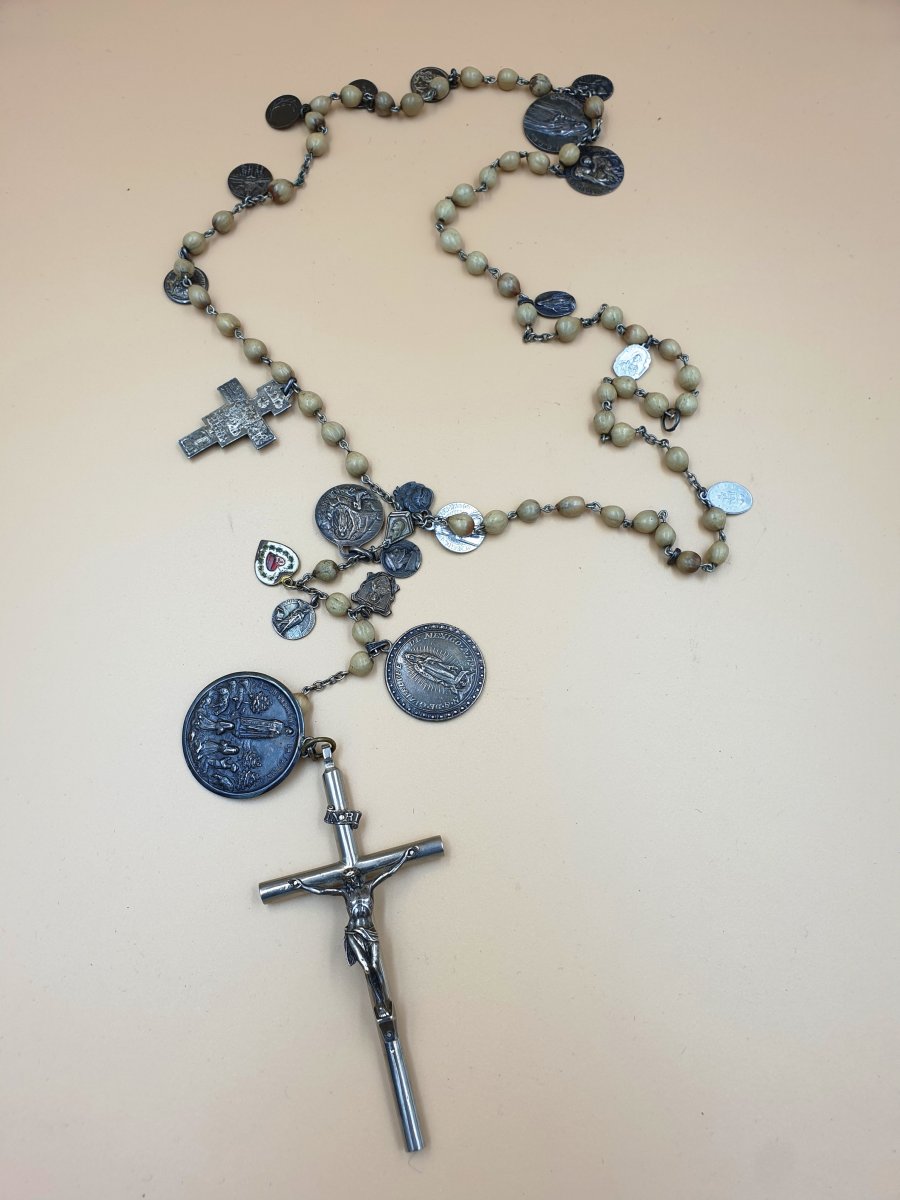 Important Chapelet Orné De 22 Médailles Et Un Crucifix