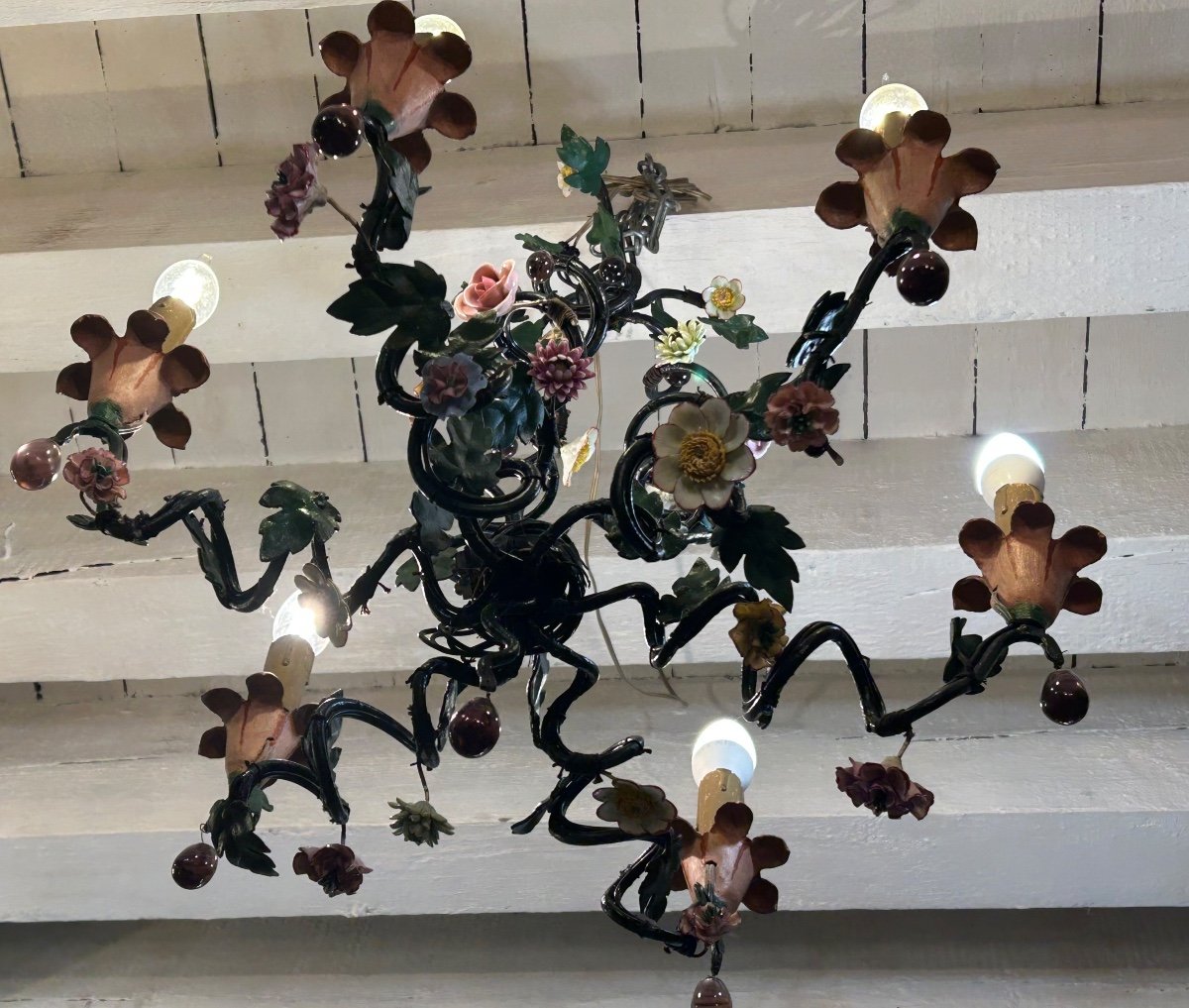 Foliage Chandelier In Painted Iron And Porcelain Flowers -photo-2