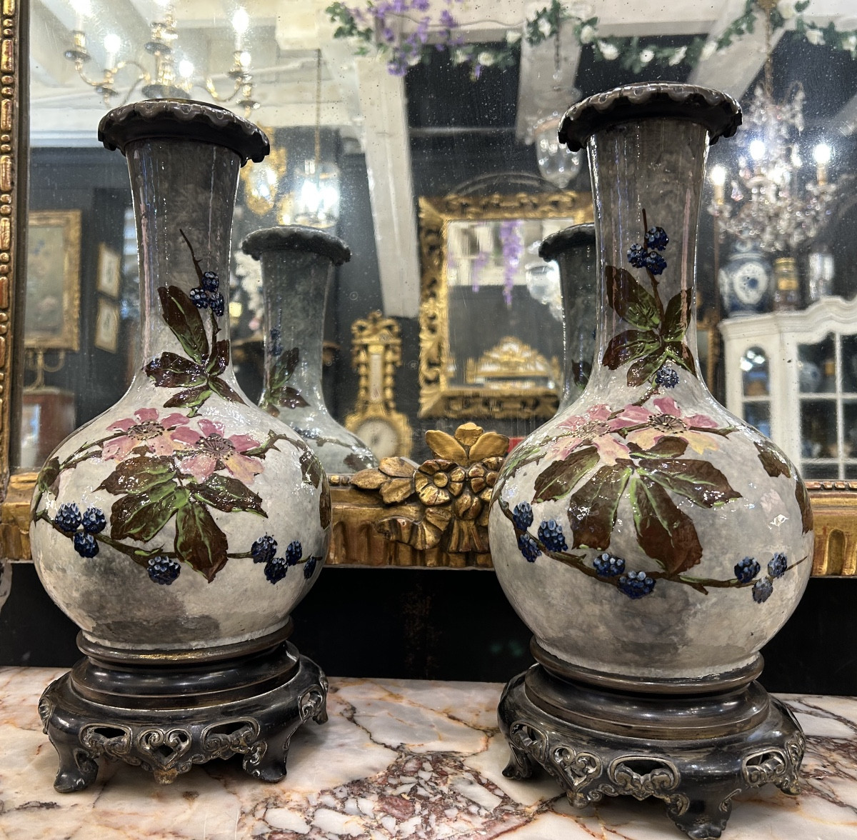 Paire de vases  en Barbotine