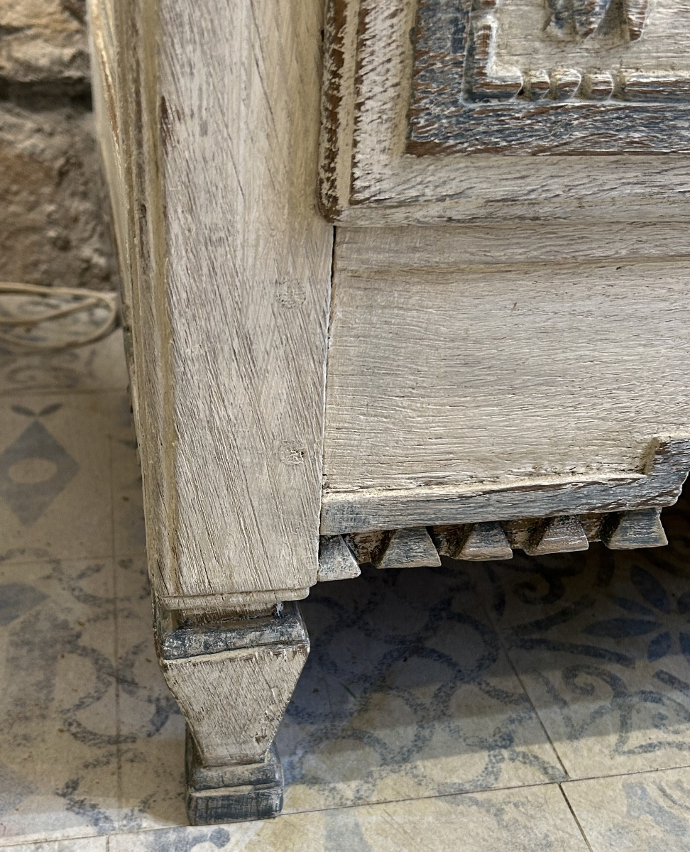 18th Century Patinated Liège Chest Of Drawers -photo-3