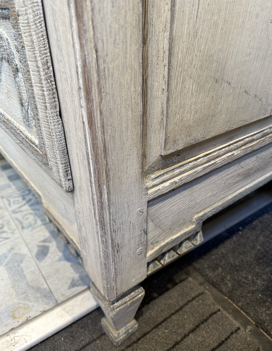 18th Century Patinated Liège Chest Of Drawers -photo-4