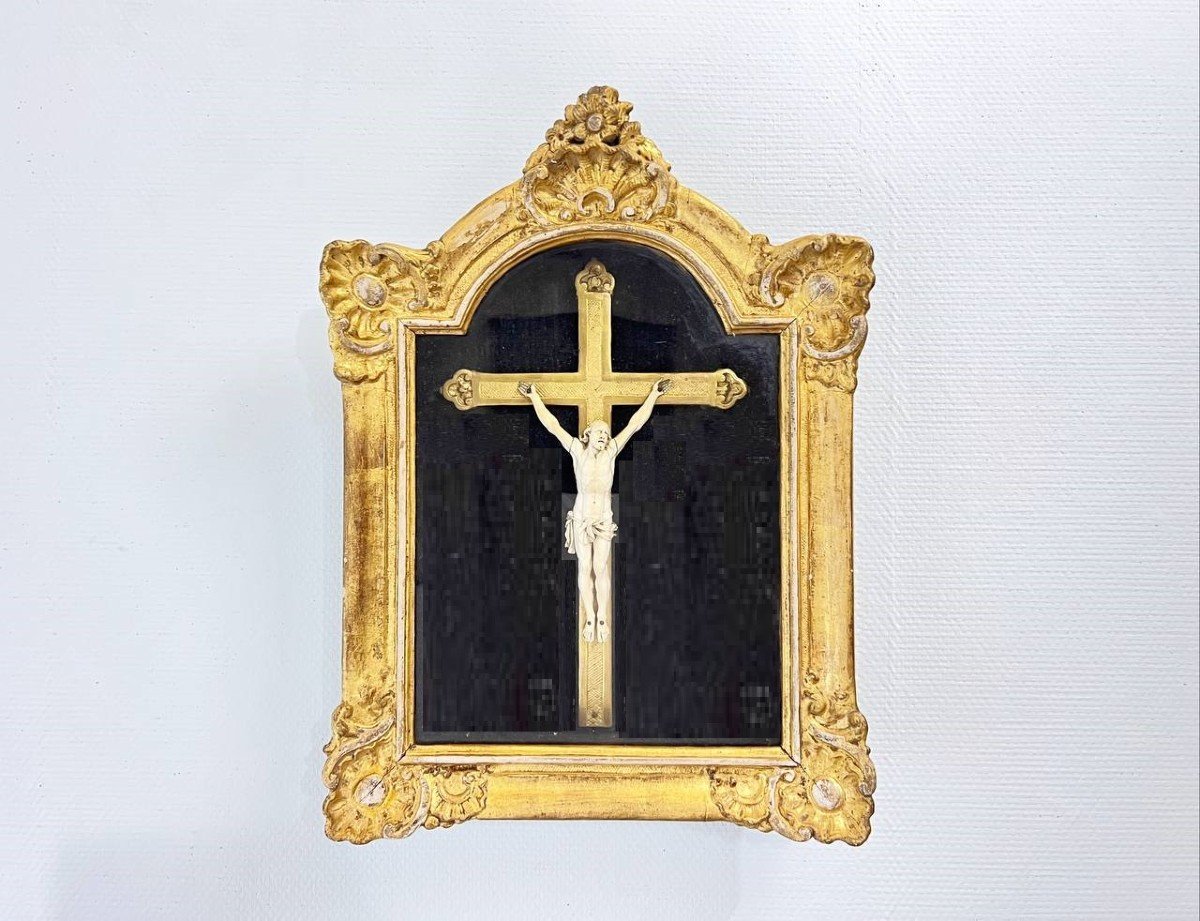 Christ en ivoire dans cadre doré, époque XVIII e