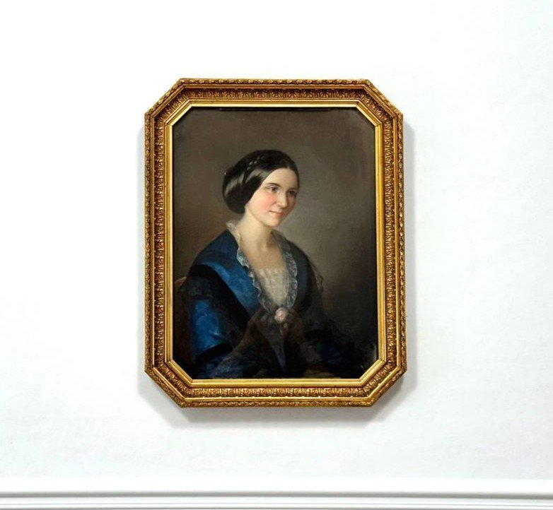 Portrait d’une jeune femme en bleu.