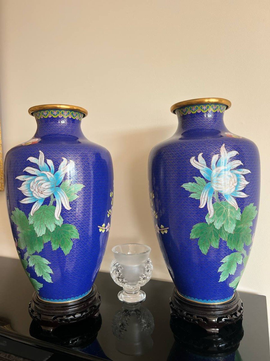 Paire De Vases En émail Cloisonné Jingfa Avec Chrysanthèmes Et Papillons.-photo-3