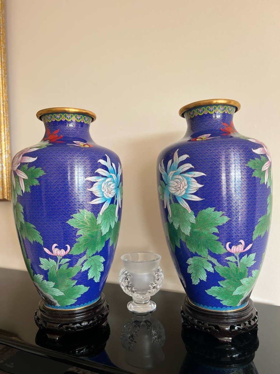 Paire De Vases En émail Cloisonné Jingfa Avec Chrysanthèmes Et Papillons.-photo-4