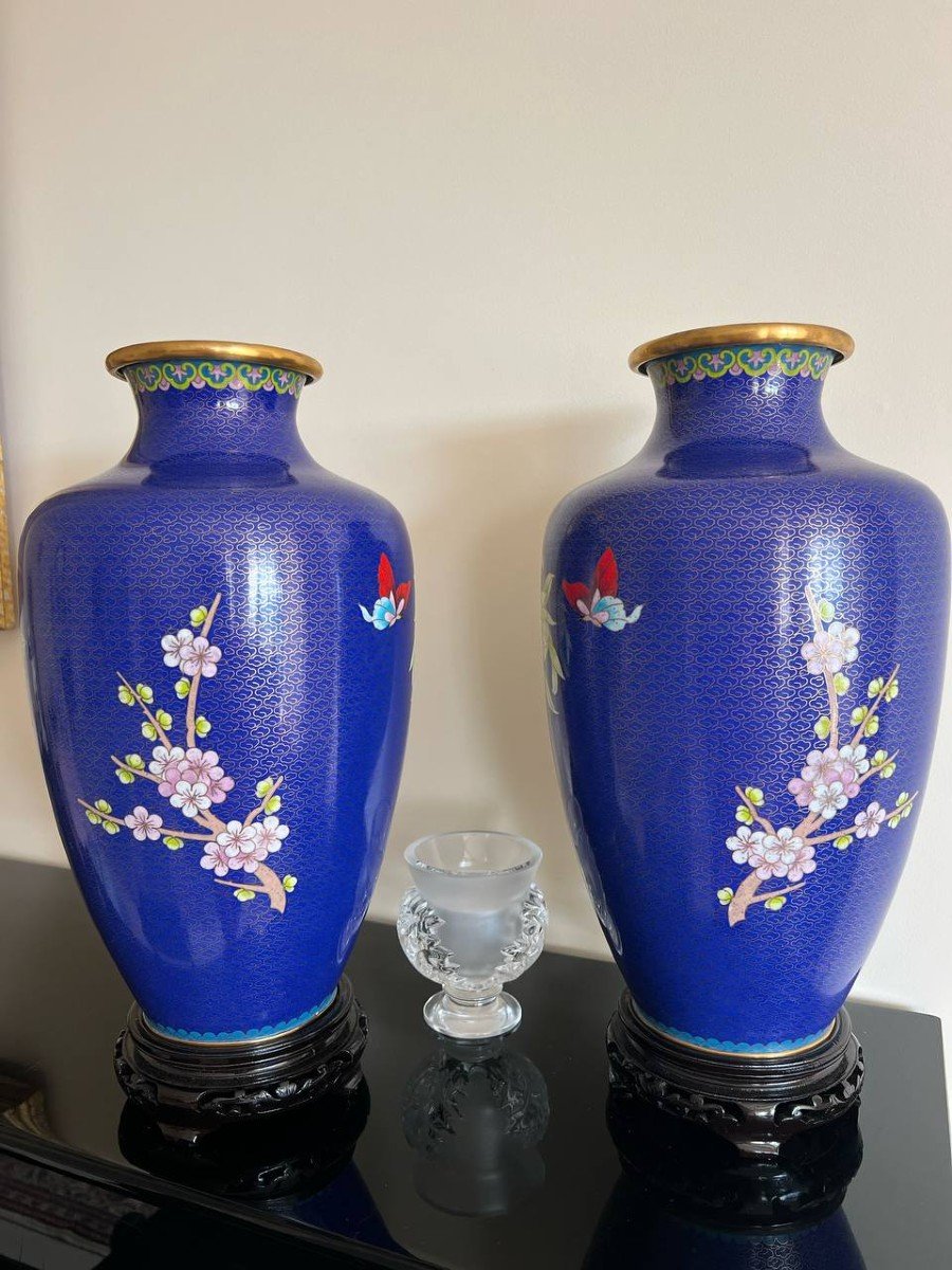 Paire De Vases En émail Cloisonné Jingfa Avec Chrysanthèmes Et Papillons.-photo-1