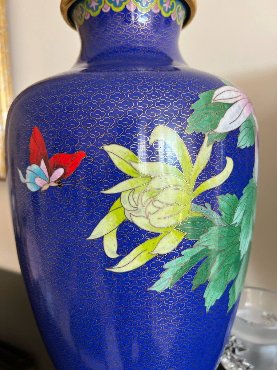 Paire De Vases En émail Cloisonné Jingfa Avec Chrysanthèmes Et Papillons.-photo-2