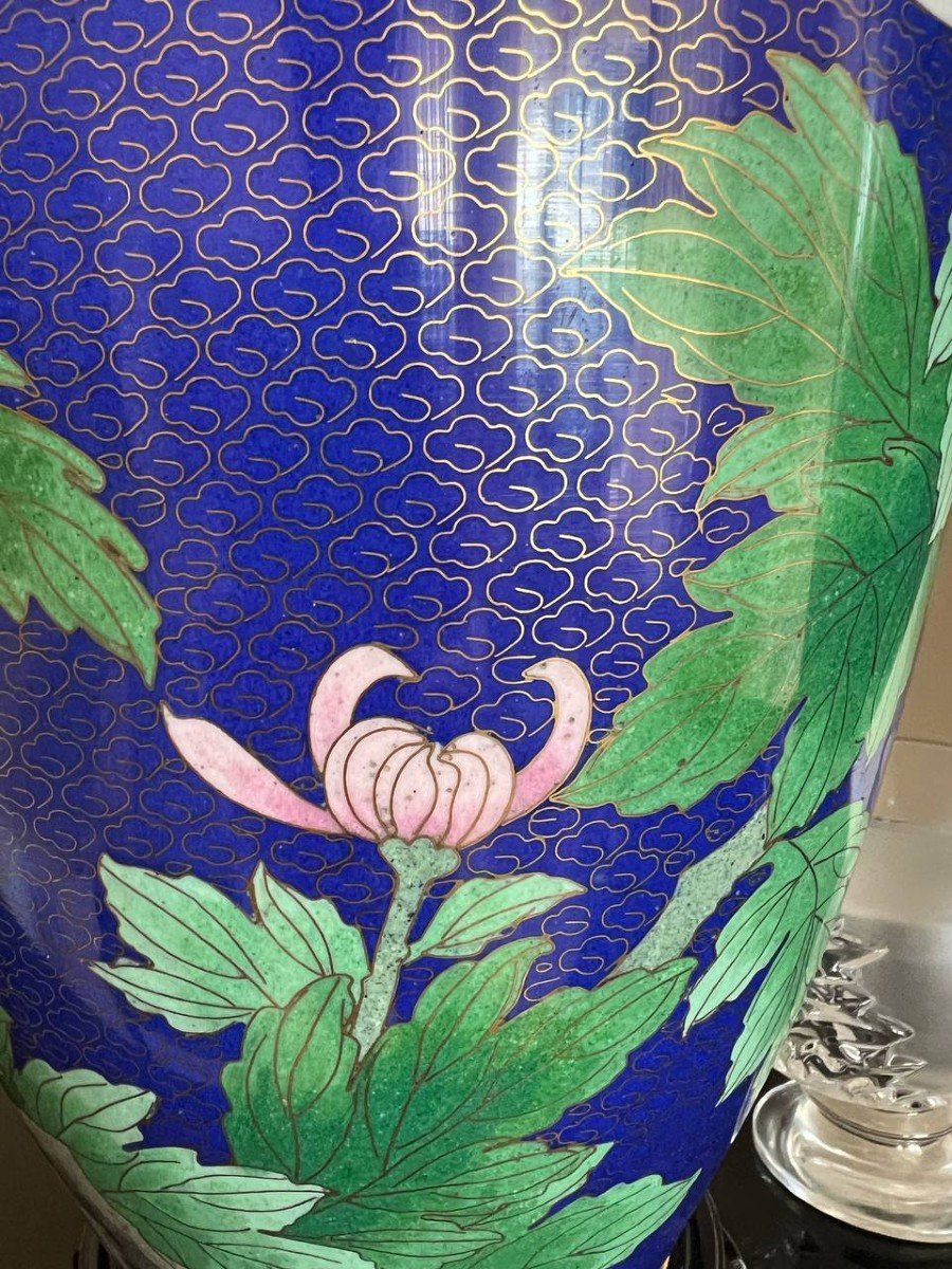 Paire De Vases En émail Cloisonné Jingfa Avec Chrysanthèmes Et Papillons.-photo-6