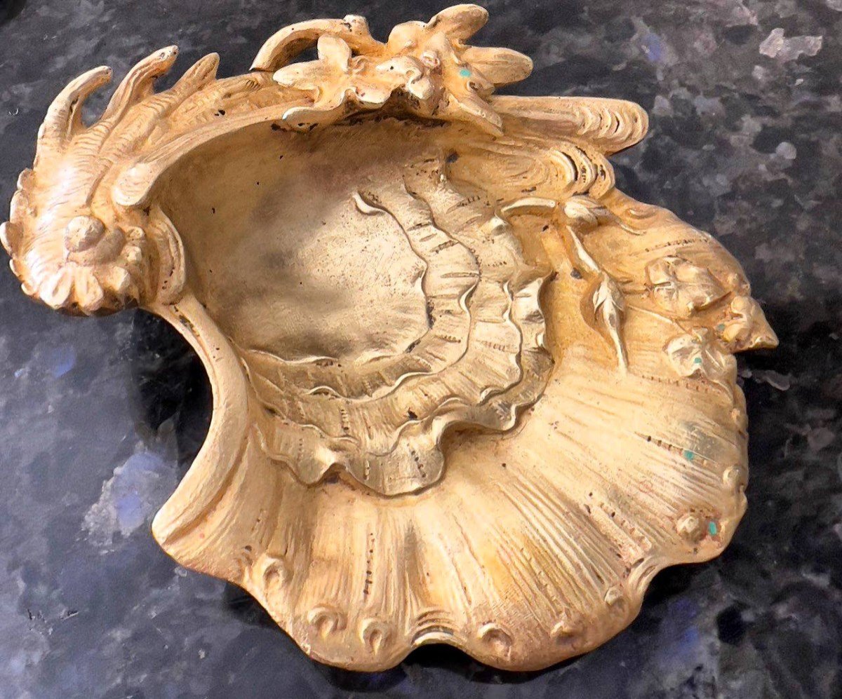 Petit Vide Poche Ou Coupe En Bronze Doré à Décor De Rocaille Et De Coquille Louis XV