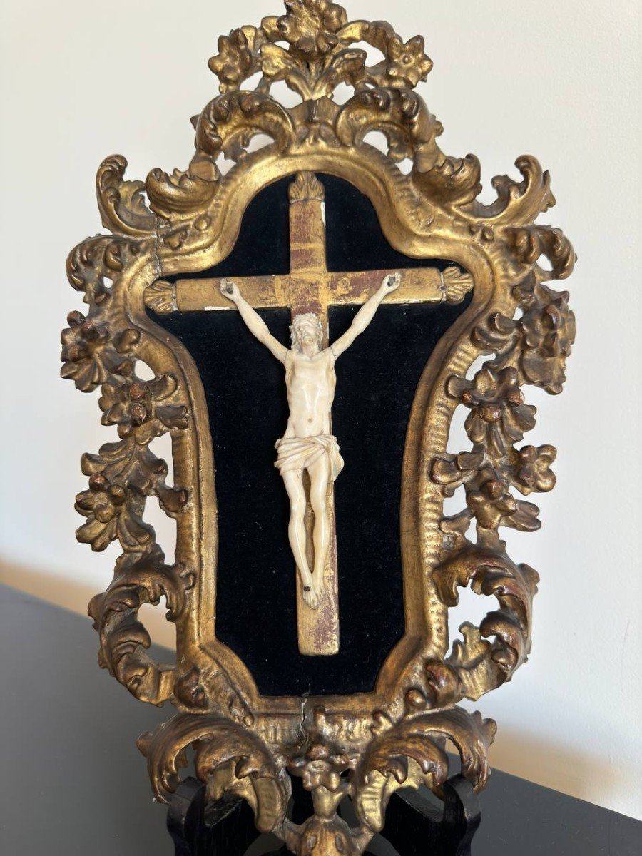 Crucifix. Christ En Ivoire Sculpté