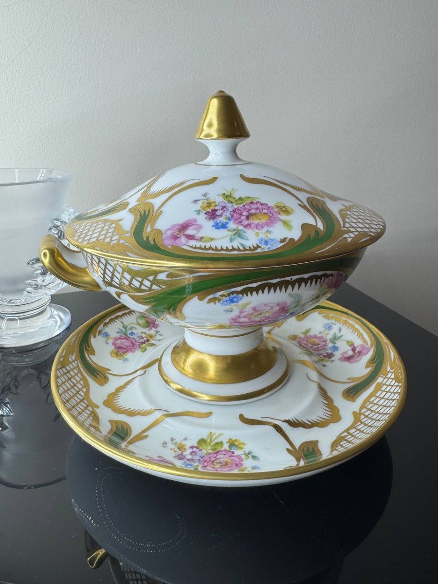 Bonbonnière Ou Confiturier En Porcelaine De Limoges Avec Motifs Floraux.