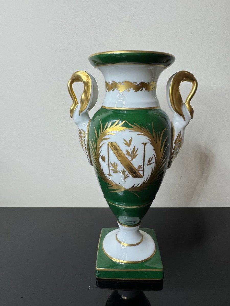 Vase Balustre Napoléonienne En Porcelaine émaillée Polychrome Et Dorée .