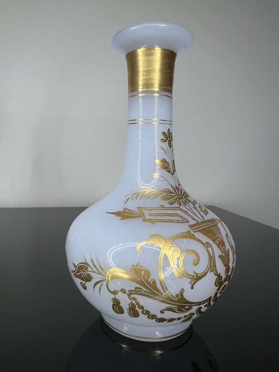 Petit Vase En Opaline Réhaussé De Motifs Dorés-photo-1