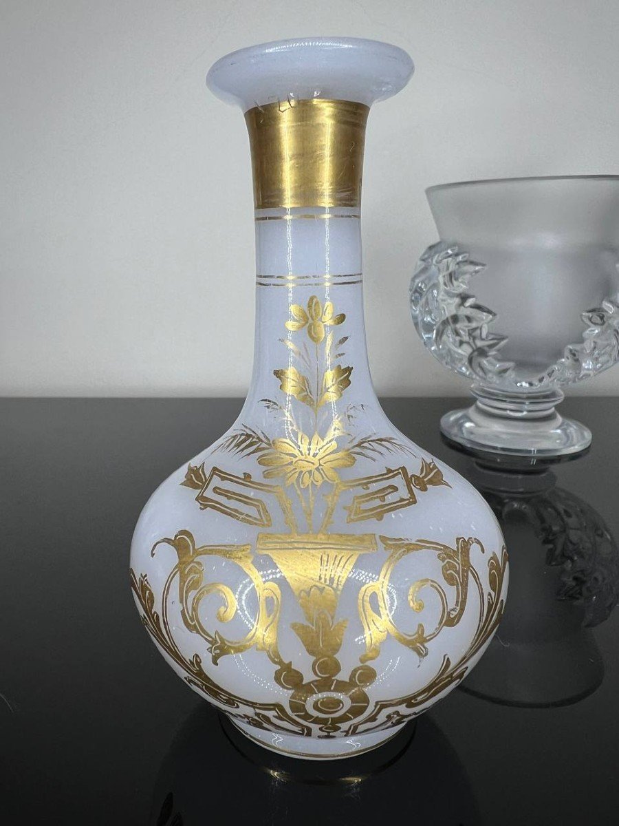 Petit Vase En Opaline Réhaussé De Motifs Dorés