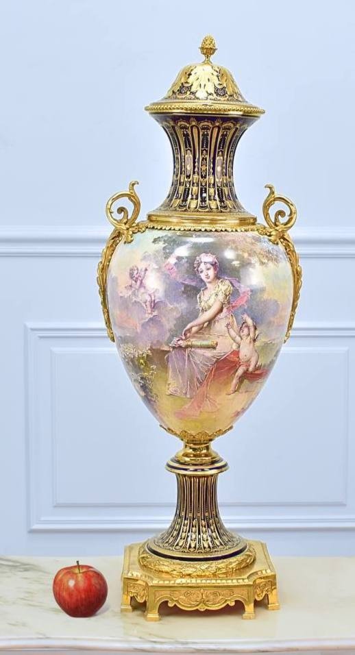 Vase Exceptionnel En Porcelaine De La Manufacture Sèvres,peint à La Main Par F.bettanger,h108cm