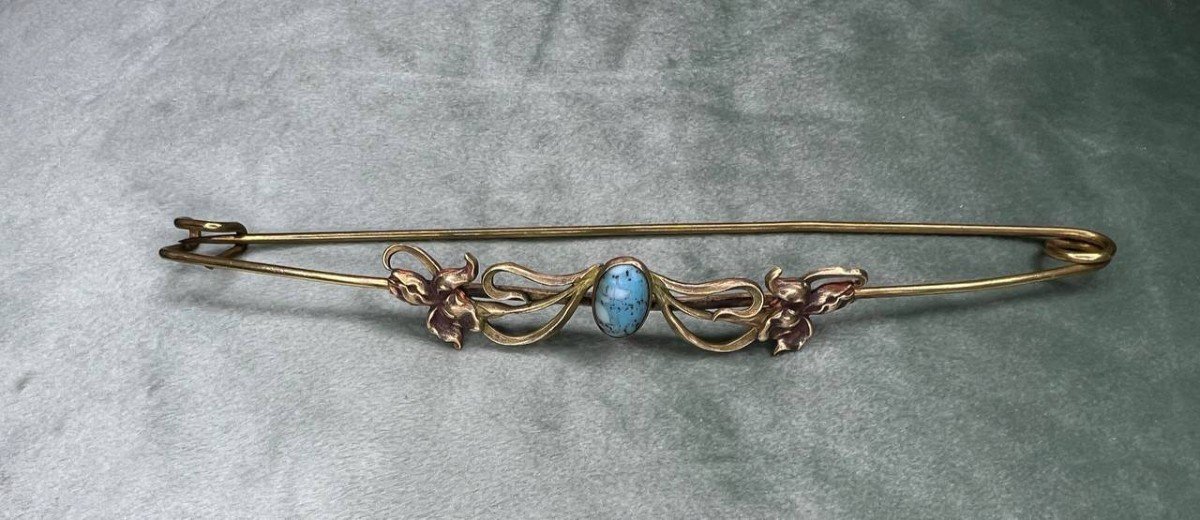 Bijou ancien , épingle Art Nouveau monté d’un turquoise et les fleurs d’iris .