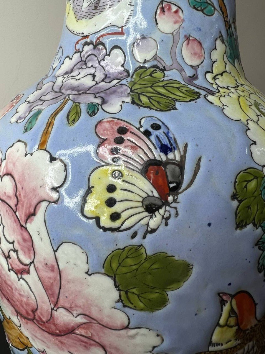 Vase En Porcelaine à Décor Polychrome De Papillons , Oiseaux Et Branchages Fleuris  Chine XXe-photo-1