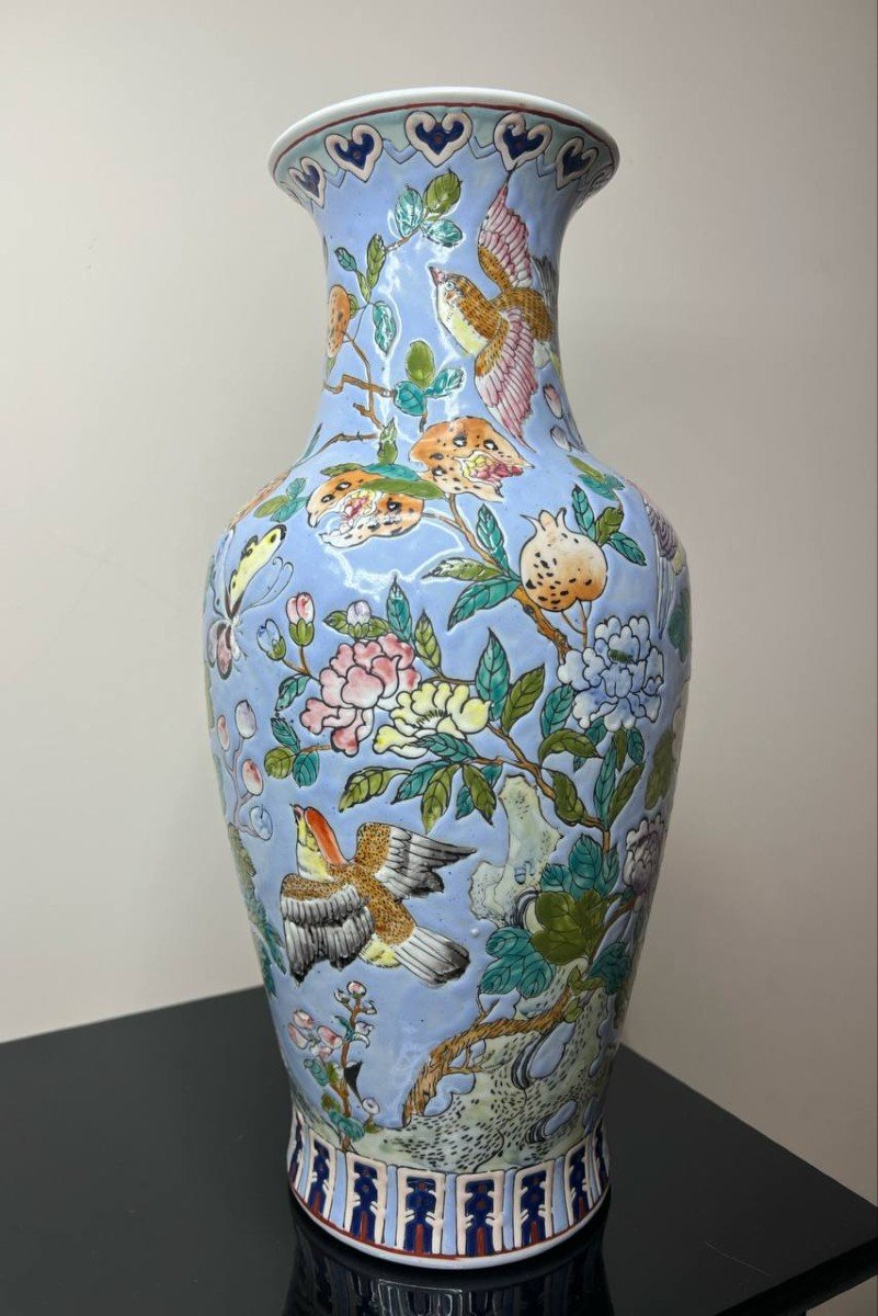 Vase En Porcelaine à Décor Polychrome De Papillons , Oiseaux Et Branchages Fleuris  Chine XXe