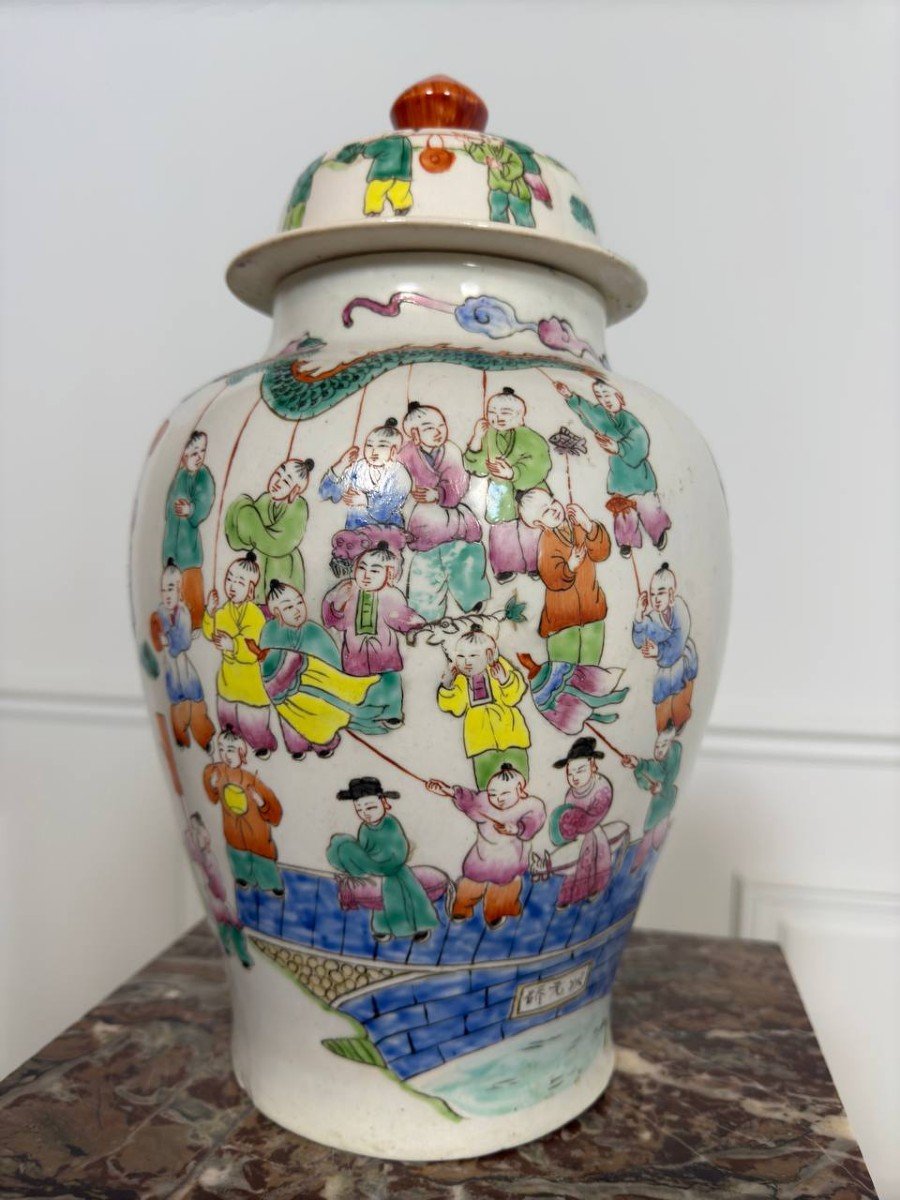 19th Century Chinese Porcelain Vase Or Potiche Decorated With Children And Kites With Dragons