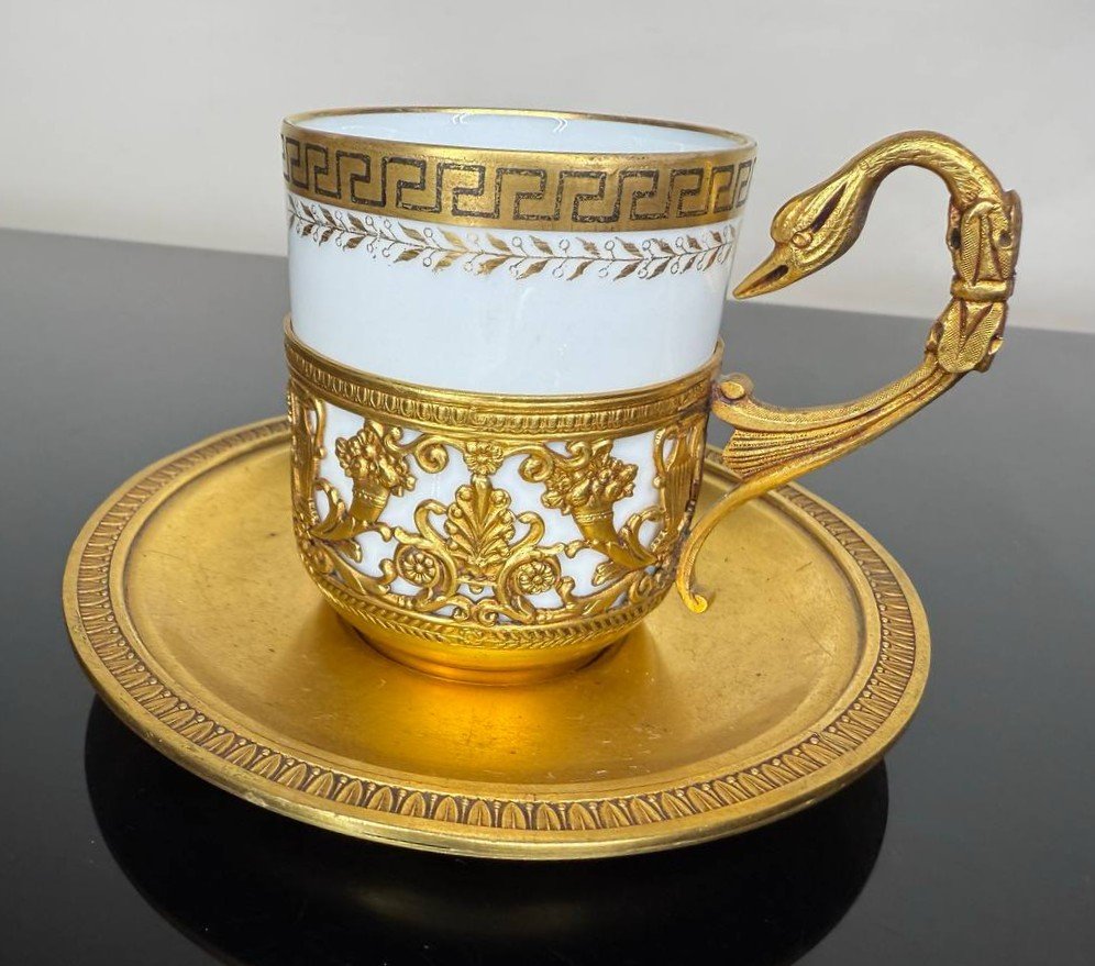 Tasse à Café, porcelaine De Limoges, Monture En Métal Doré De L’orfèvrerie Durousseau