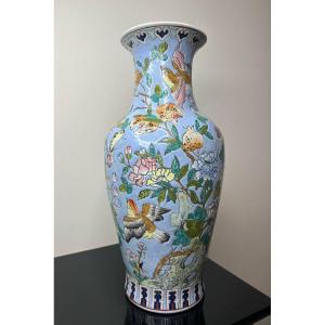 Vase En Porcelaine à Décor Polychrome De Papillons , Oiseaux Et Branchages Fleuris  Chine XXe