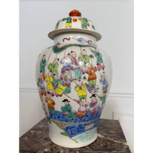 Vase Ou Potiche En Porcelaine De Chine XIXème à Décor D’enfants Et De Cerfs-volants Aux Dragons