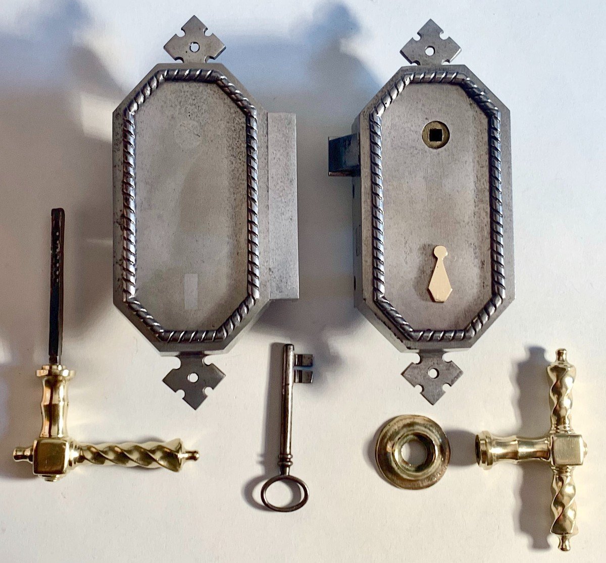 Serrure Verticale De Porte d'Intérieur Style Neo Gothique  XIXème Siècle-photo-1