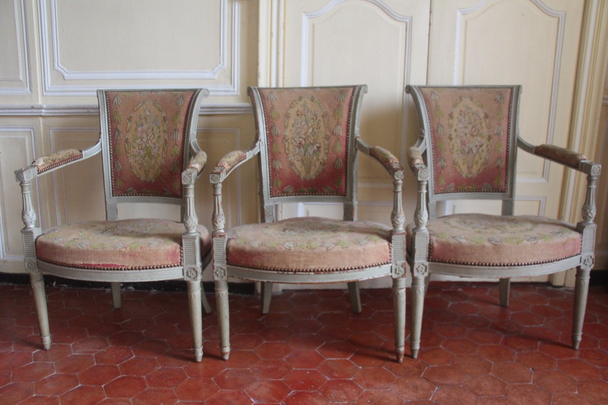 Suite de trois fauteuils laqués gris perle, époque du Directoire, fin XVIIIe.-photo-3