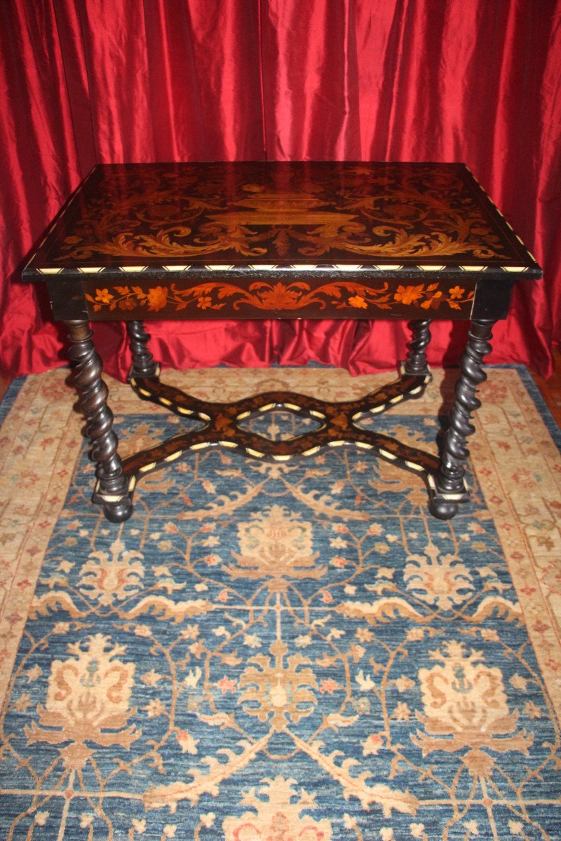 Table de milieu d'apparat d'origine hollandaise, première moitié du XIXe siècle.