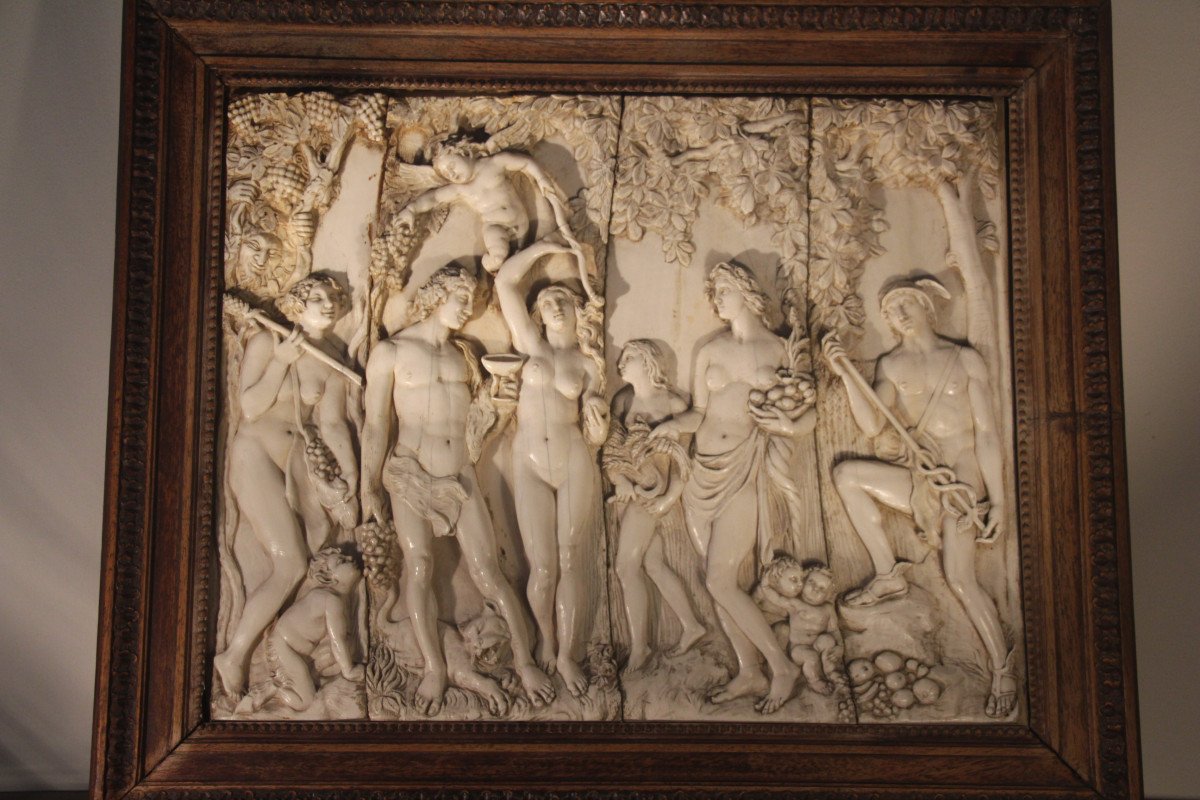 Bas-relief en ivoire , déesse Aphrodite, Hermès et Bacchus, XVIIe siècle.