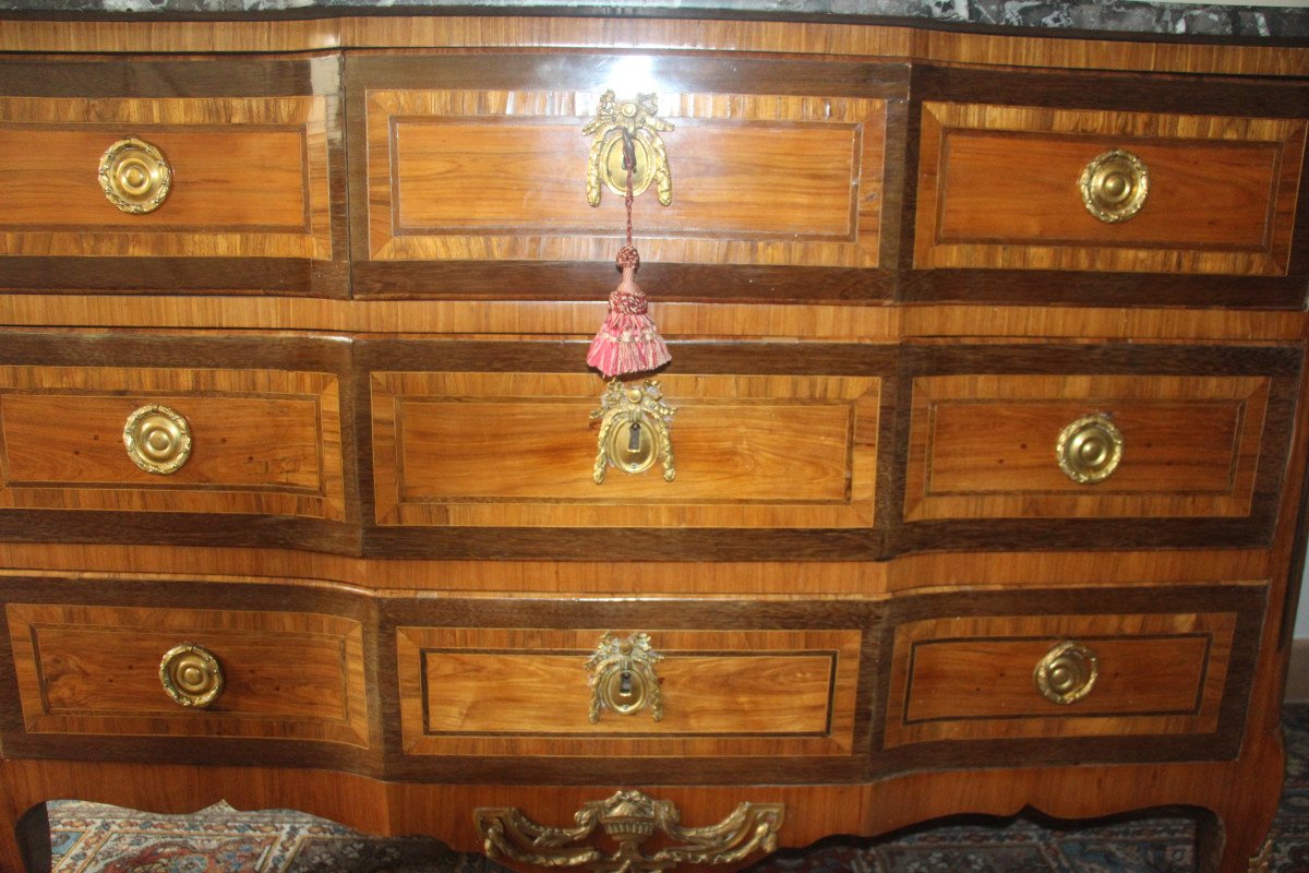 Commode transition, des époques Louis XV et Louis XVI, en marqueterie, XVIIIe siècle.-photo-2