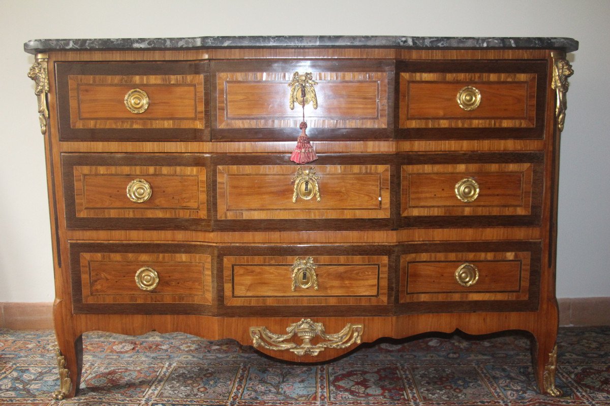 Commode transition, des époques Louis XV et Louis XVI, en marqueterie, XVIIIe siècle.