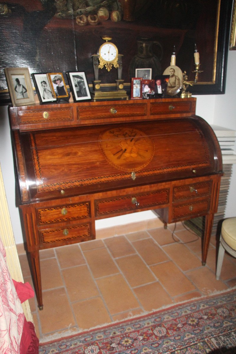 Bureau cylindre en marqueterie aux instruments de musique, époque Louis XVI, XVIIIe siècle.-photo-2