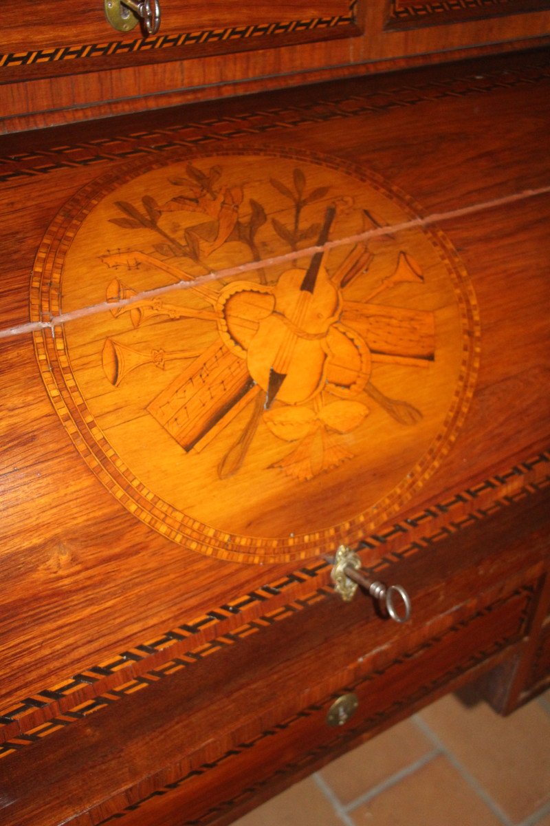 Bureau cylindre en marqueterie aux instruments de musique, époque Louis XVI, XVIIIe siècle.-photo-3