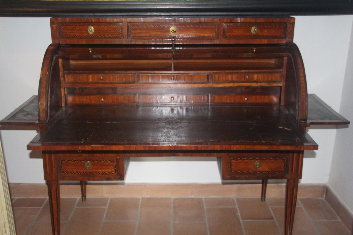 Bureau cylindre en marqueterie aux instruments de musique, époque Louis XVI, XVIIIe siècle.-photo-1