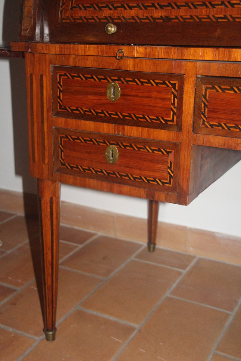 Bureau cylindre en marqueterie aux instruments de musique, époque Louis XVI, XVIIIe siècle.-photo-6