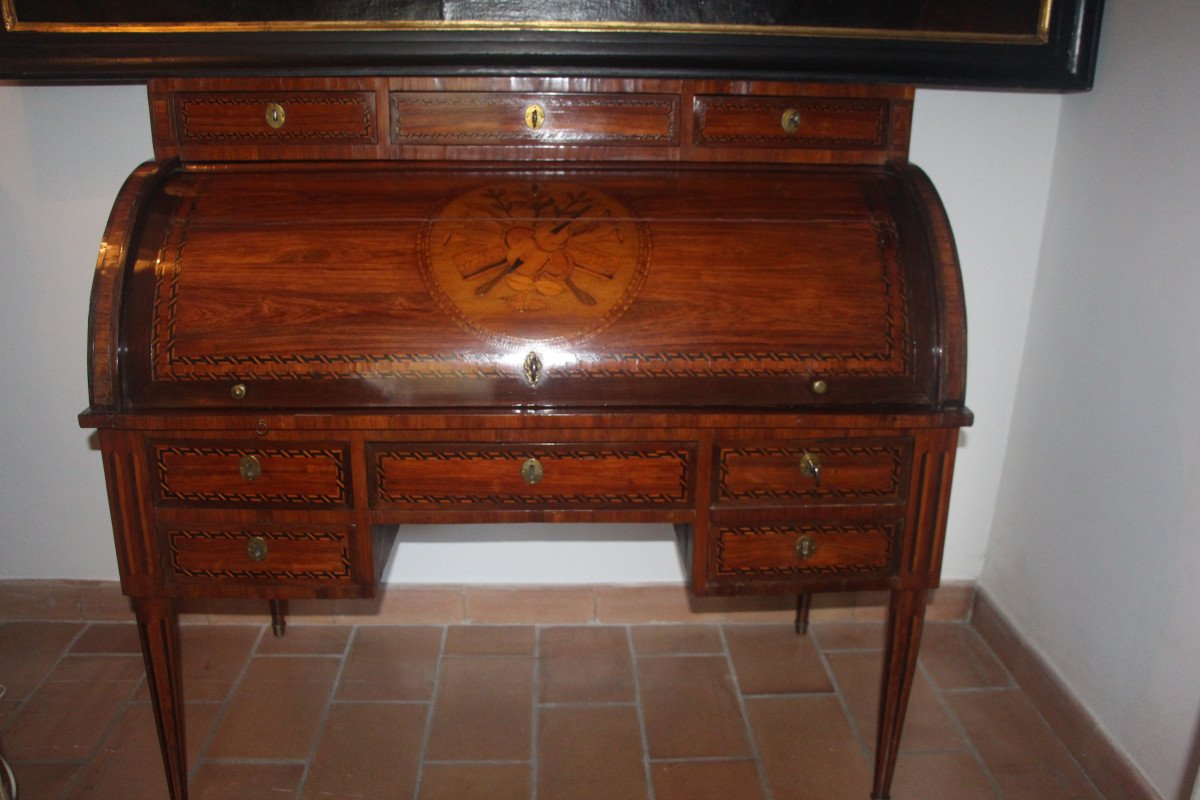 Bureau cylindre en marqueterie aux instruments de musique, époque Louis XVI, XVIIIe siècle.