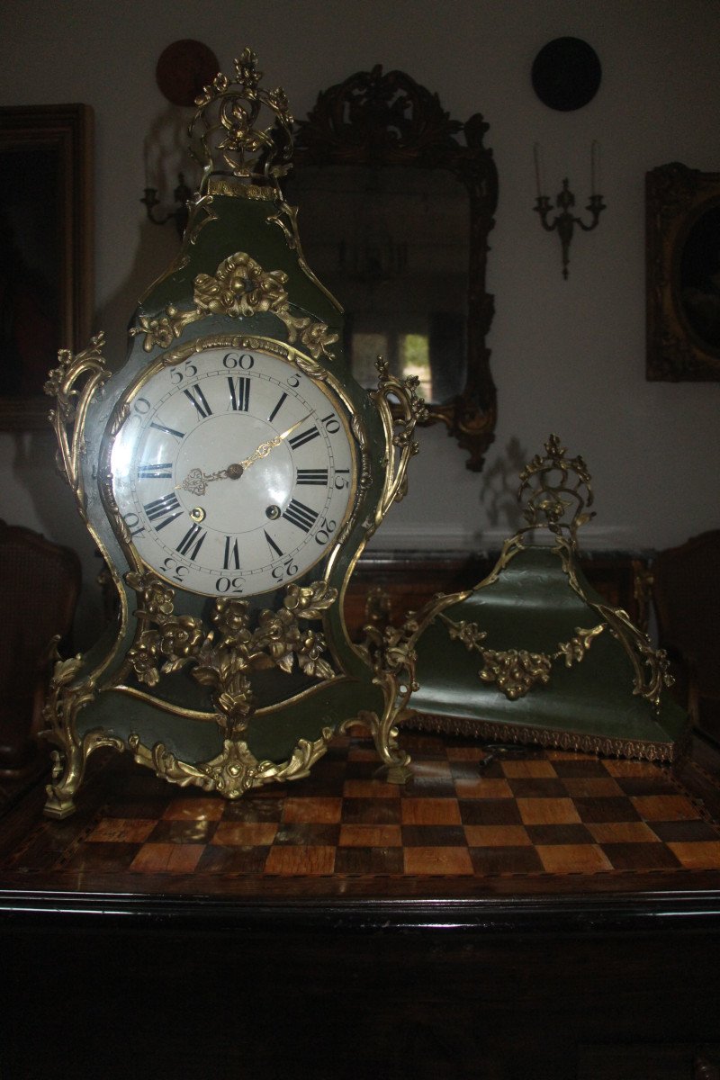 Cartel et sa console époque Louis XV de style rocaille, XVIIIe siècle.