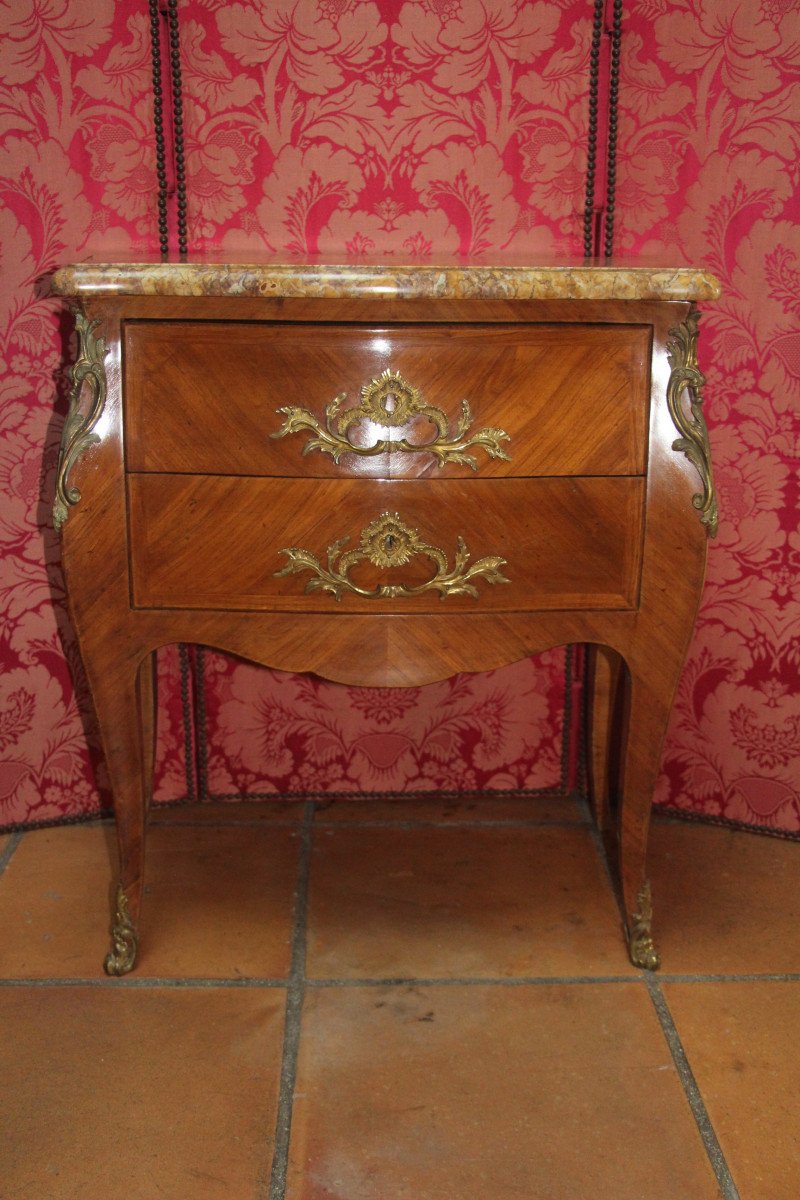 Commode d'entre-deux en bois de rose époque Louis XV, XVIIIe siècle.