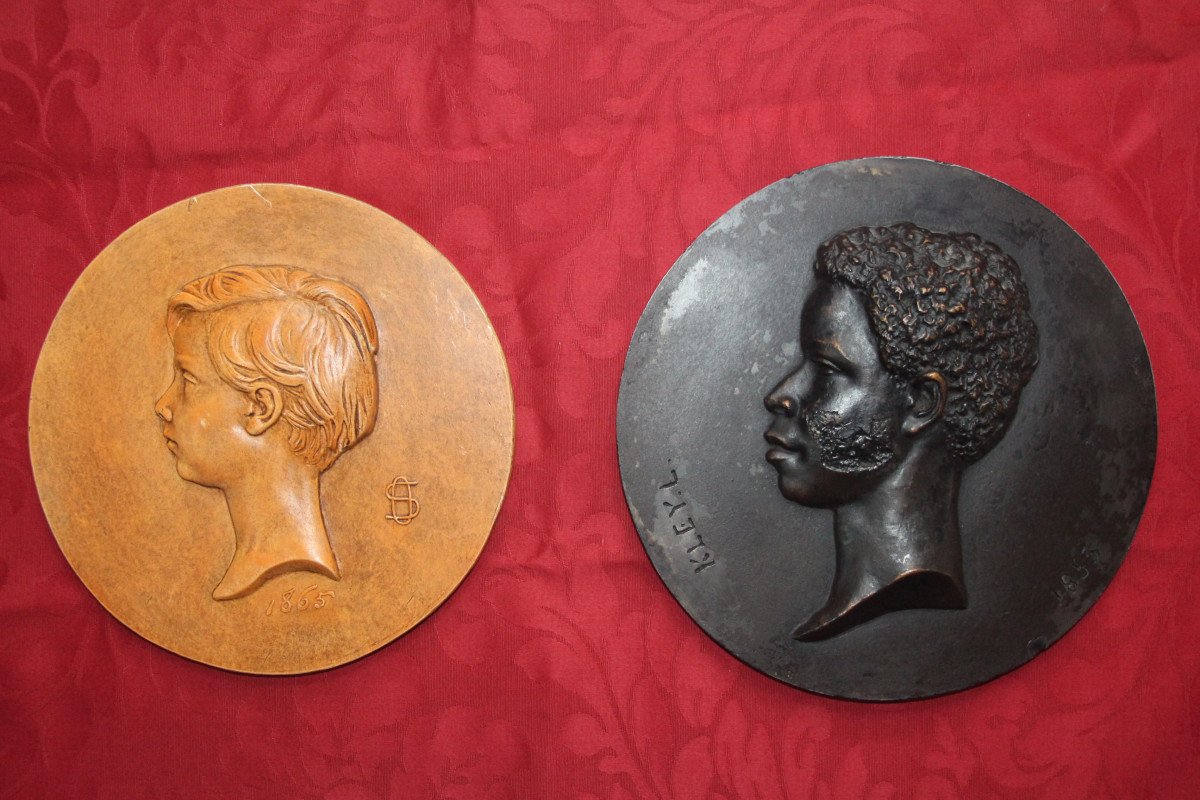 Medallions, Profile Portrait Of A Child In Patinated Plaster, One Signed L.kley (1833-1911), 19th Century.