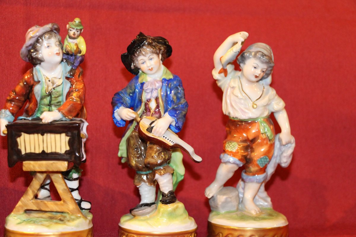 Ensemble de 8 personnages en porcelaine de Saxe, XIXe siècle-photo-4