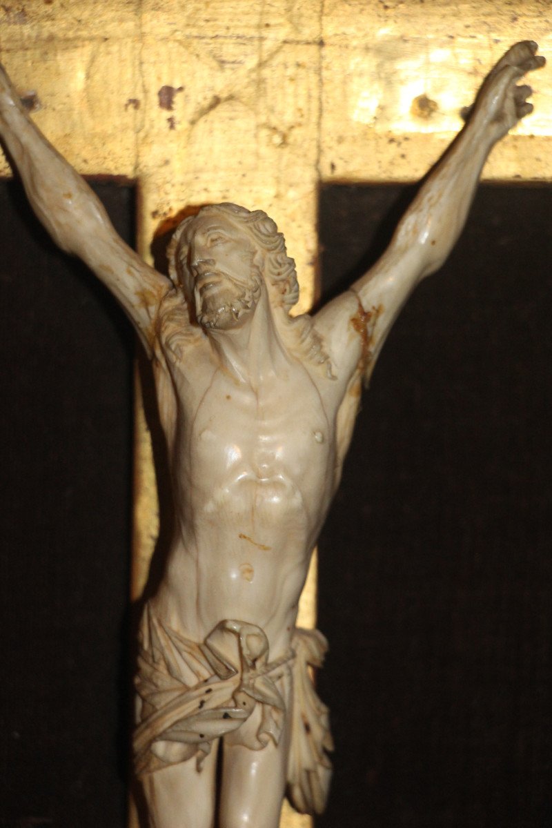 Crucifix en ivoire sculpté dans son cadre à parecloses, époque de la Régence, début XVIIIe-photo-1