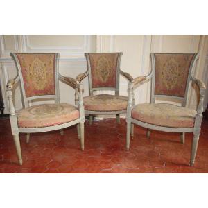 Suite de trois fauteuils laqués gris perle, époque du Directoire, fin XVIIIe.