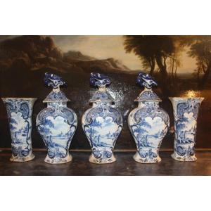 Suite de cinq vases en faïence de Delft du XVIIIe siècle.