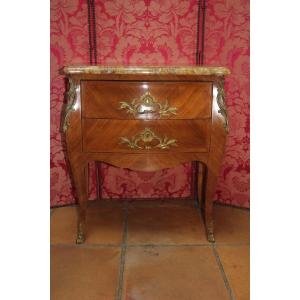 Commode d'entre-deux en bois de rose époque Louis XV, XVIIIe siècle.