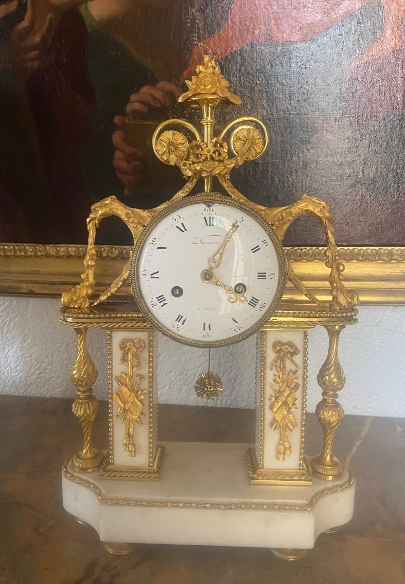 Pendule Manière à Paris époque Louis XVI 