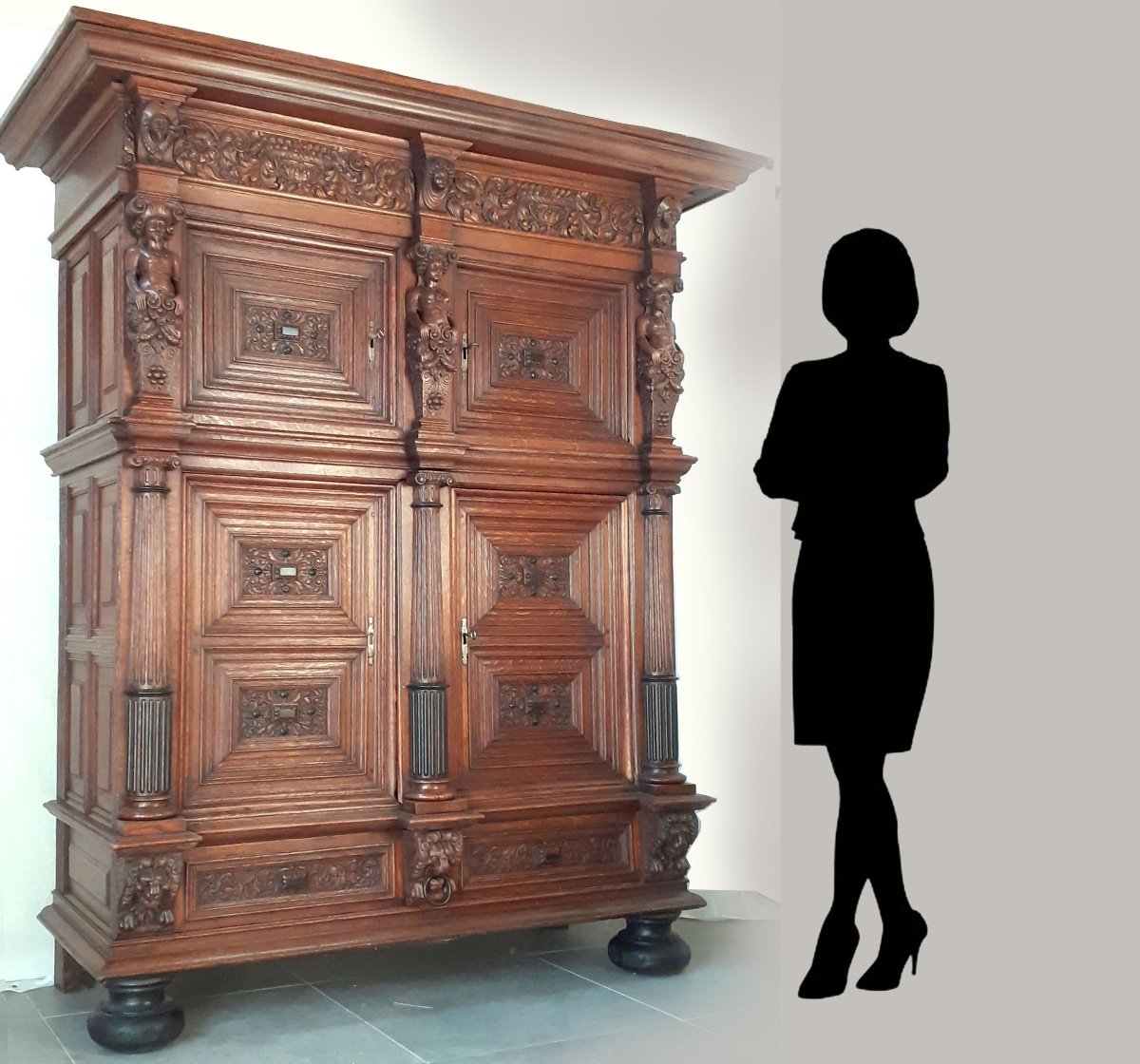 A Large Oak Cupboard From The First Half Of The 17th Century-photo-2